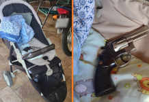 Homem é preso após esconder revólver carregado debaixo do filho de seis meses em carrinho