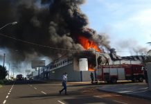 Loja de materiais elétricos pega fogo e mobiliza os bombeiros em Rio Preto