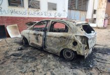 Carro fica destruído após pegar fogo em Rio Preto