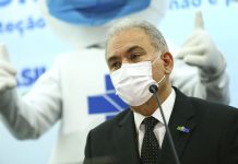 É preciso olhar o que acontece em outros países, diz ministro da Saúde