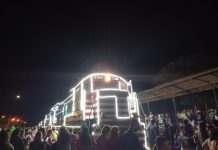 Trem enfeitado com luzes de Natal atrai dezenas de votuporanguenses