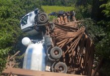 Caminhão carregado com concreto cai em córrego após ponte de madeira ceder em Rio Preto