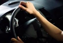 Polícia Militar flagra menino de 11 anos dirigindo carro com o pai e mais duas crianças na BR-153