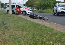 Jovem morre após bater moto em poste em estrada de Penápolis