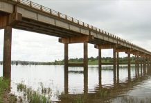 Mulher é jogada de ponte pelo ex e sobrevive após receber ajuda de pescadores; homem foi preso