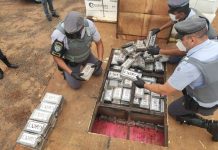 Caminhoneiro é preso ao ser flagrado com tabletes de cocaína escondidos em fundo falso