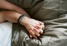 Mulher registra B.O. contra irmão por fazer sexo barulhento