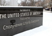 EUA retiram familiares de funcionários da embaixada em Kiev