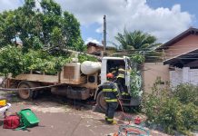 Caminhoneiro fica ferido após bater em poste de energia elétrica em Olímpia