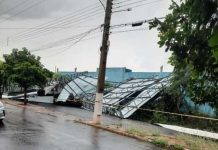 Chuva forte derruba teto de arquibancada sobre caminhão em Riolândia