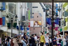 Japão tem recorde de 27 mil casos de Covid-19; governo avalia restrições