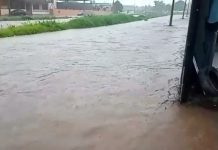 Chuva forte faz córrego transbordar em Novo Horizonte e deixa casas alagadas em Jales