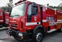 Carro pega fogo e bombeiros encontram pano com gasolina no veículo