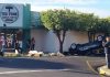 Carro de funerária capota ao ser atingido em cruzamento e caixão com corpo é arremessado para fora