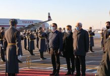 Usando máscara contra a Covid-19, Jair Bolsonaro desembarca na Rússia