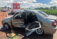 Acidente entre dois carros deixa feridos em Ouroeste