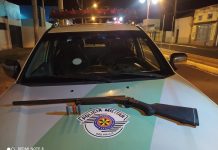 Polícia Ambiental prende caçadores com espingarda