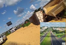 Carreta carregada com soja tomba e interdita trecho da Euclides da Cunha em Jales