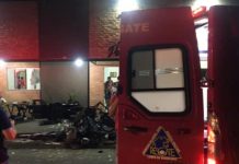 Após empinar moto e perder o controle, motociclista sobe em calçada e atinge cinco pessoas