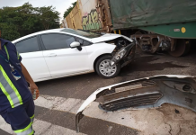 Motorista bate carro em trem ao tentar cruzar linha férrea em Cedral
