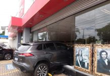 Motorista passa mal e carro invade loja de cosméticos em avenida de Rio Preto