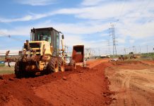 Máquinas trabalham na conclusão do aterramento para interligação das Avenidas Mário Pozzobon e Sebastião Vaz de Oliveira