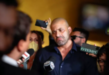 Daniel Silveira vai à Polícia Federal e coloca tornozeleira eletrônica