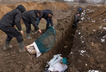 Ucrânia: Mais de 1,2 mil corpos são enterrados em vala comum em Mariupol, diz prefeito