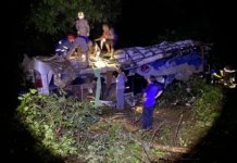 Ônibus cai em ribanceira e deixa 11 mortos e outros 20 feridos no Paraná
