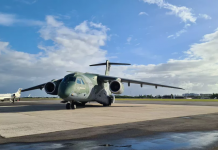 Avião da FAB com brasileiros e estrangeiros que estavam na Ucrânia chega ao Recife