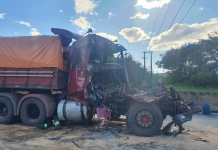 Acidente entre cinco veículos interdita trecho da BR-153 e deixa caminhoneiro ferido