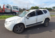 Carro capota e deixa feridos na BR-153 em Bady Bassitt