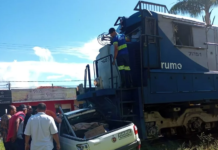 Carro é atingido por trem e duas pessoas ficam feridas