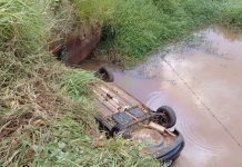 Carro sai de estrada, capota e motorista morre em Catanduva