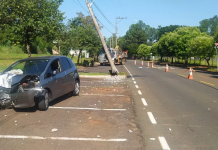 Motorista fica ferido após carro bater em poste de avenida em Rio Preto