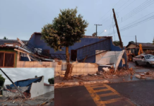 Casa tem varanda destruída após acidente com caminhão em Luiziânia