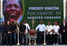 Fãs, familiares e ídolos do futebol colombiano se despedem de Freddy Rincón em Cali