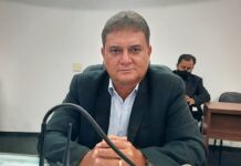 Serginho da Farmácia pede estacionamento 45 graus na Avenida Mário Pozzobon