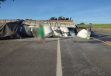 Caminhão tomba e trecho da BR-153 em Nova Granada