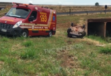 Capotamento deixa mulher ferida em alça de acesso em Fernandópolis