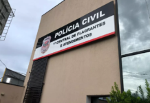 Homem agride filho com golpes de pá e derruba parede de casa ao tentar matar esposa atropelada