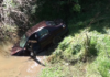 Homem morre após carro cair em córrego em Araçatuba
