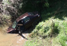 Homem morre após carro cair em córrego em Araçatuba