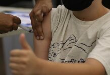 Covid-19: Um a cada cinco municípios pede cartão de vacinação nas escolas