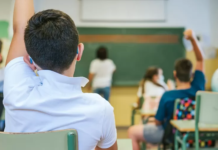 Casos de Covid em escolas estaduais de SP triplicam em duas semanas, diz sindicato
