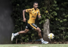 Lucas Braga se reinventa no Santos e vira jogador versátil com Bustos