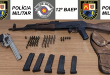 Homem é preso após ser flagrado com fuzil, revólver e munições enterrados em quintal de casa