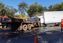 Motorista ferido em acidente entre caminhões morre em hospital de Rio Preto