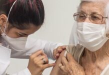 Quatro a cada dez brasileiros aptos estão sem terceira dose de vacina contra a Covid
