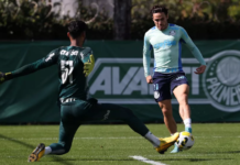 Raphael Veiga treina sem limitações no Palmeiras e pode voltar contra o Avaí